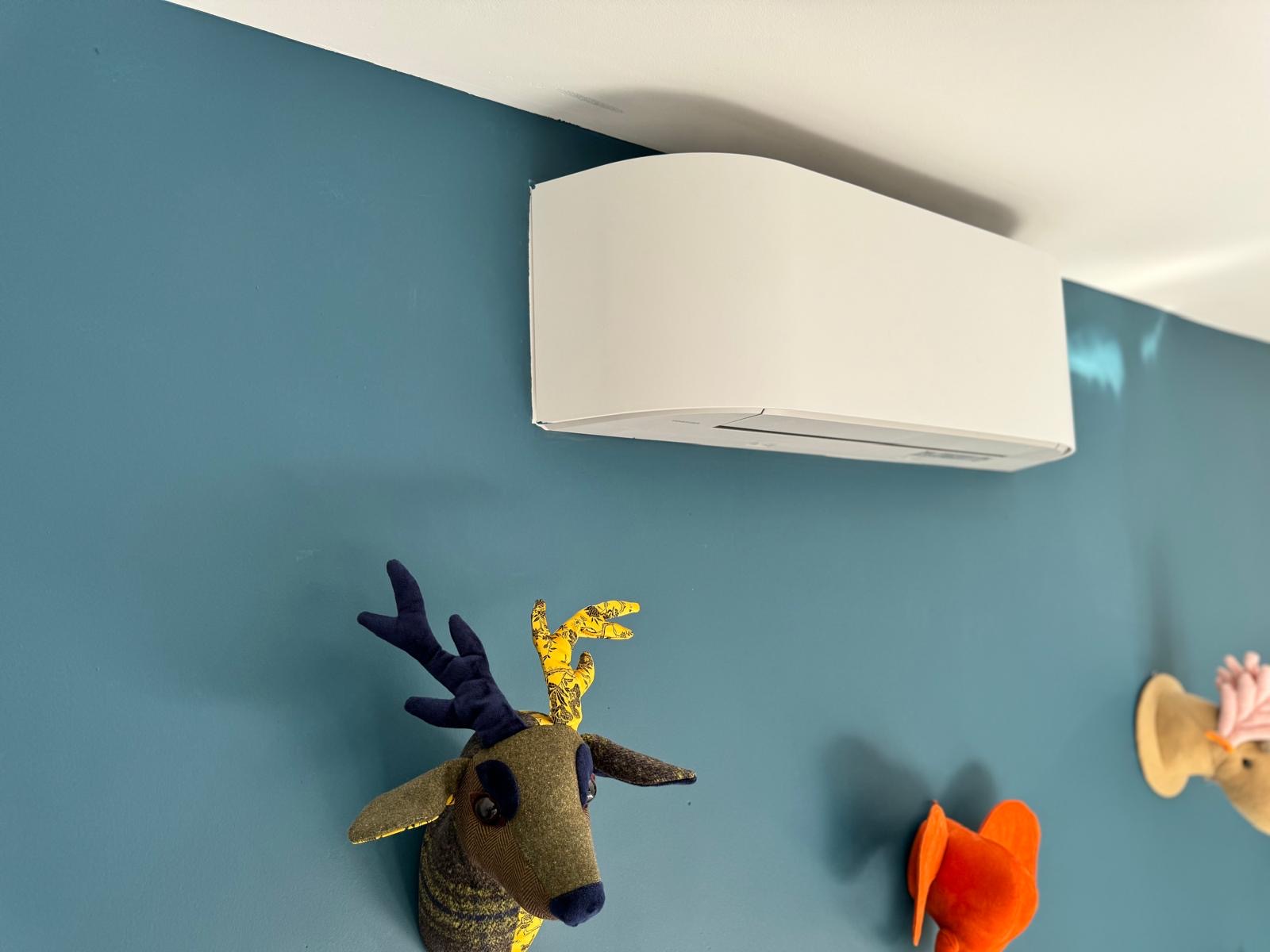 Pose de climatisation dans une chambre à Merville